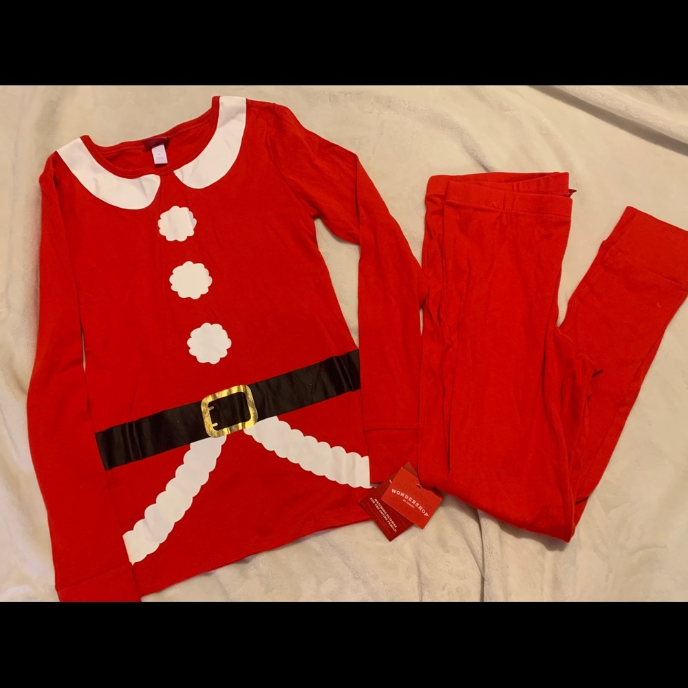 santa pajamas set new with tag
Size M